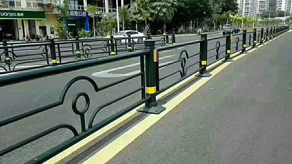 常州鎮(zhèn)江道路護(hù)欄廠(chǎng)家道路隔離護(hù)欄多少錢(qián)一米？