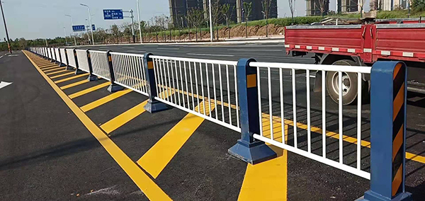 城市道路護欄與pvc護欄的區(qū)別和優(yōu)勢是什么？